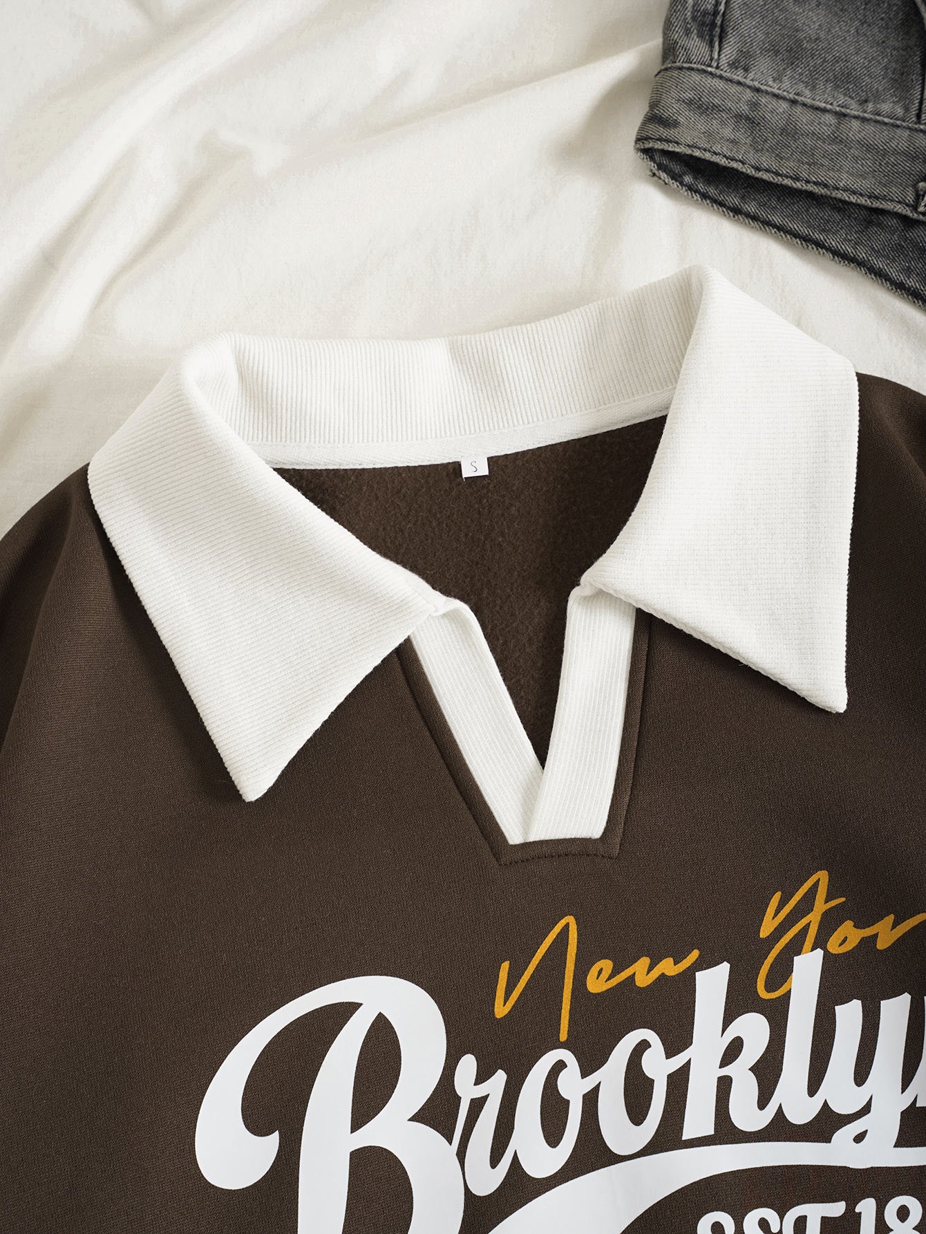 Casual women's sweatshirt with turndown collar