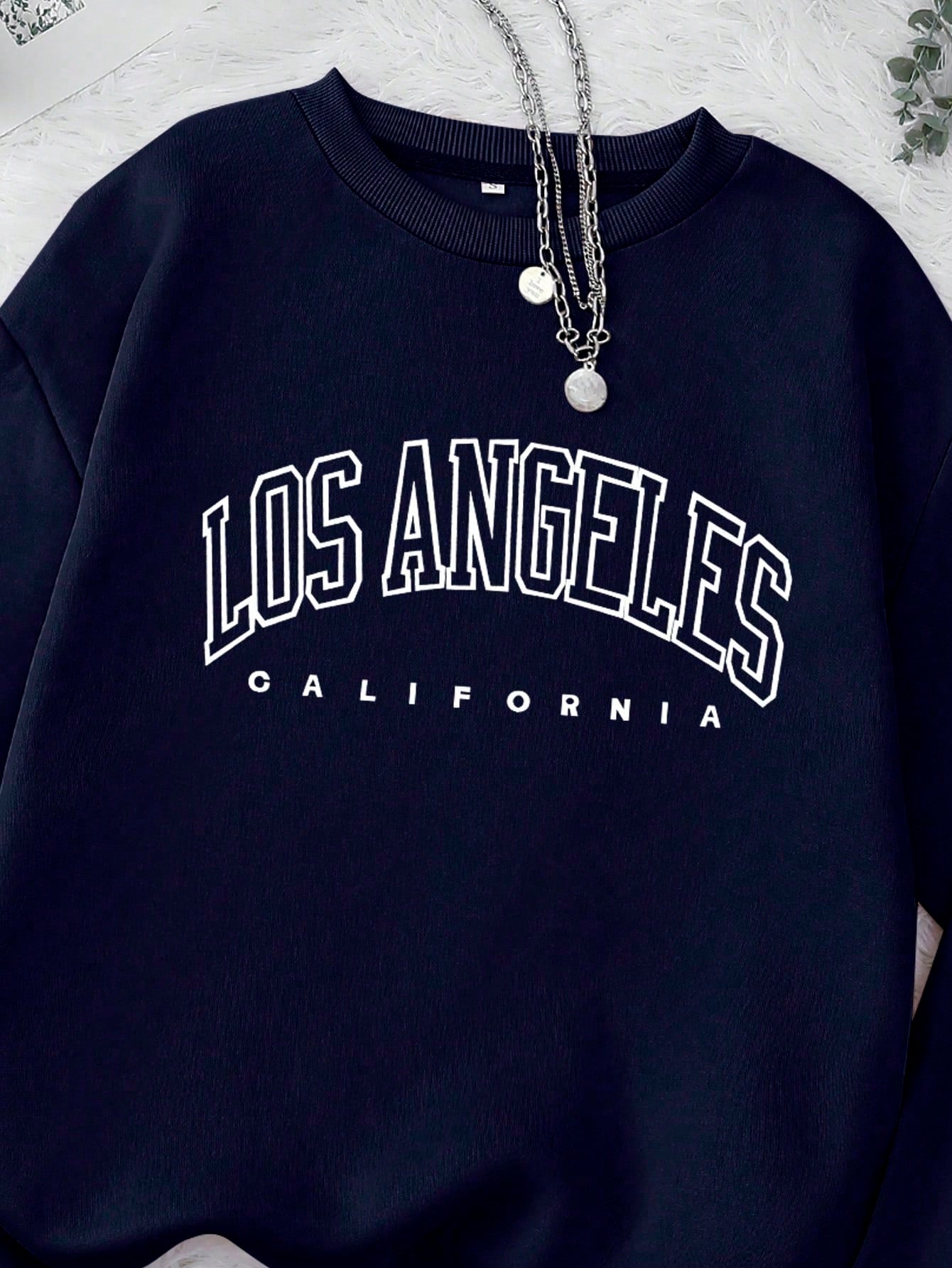 Comfortable crew neck sweatshirt with letter print
